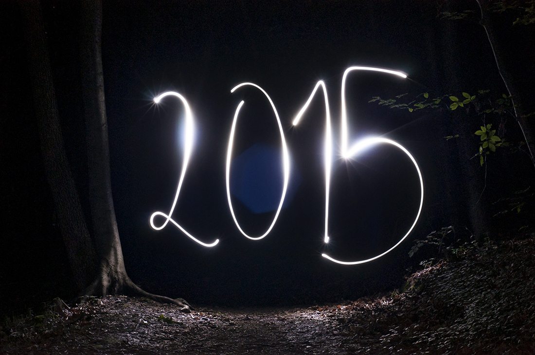 Lightpainting: Schriftzug 2015 in der Nacht im Wald