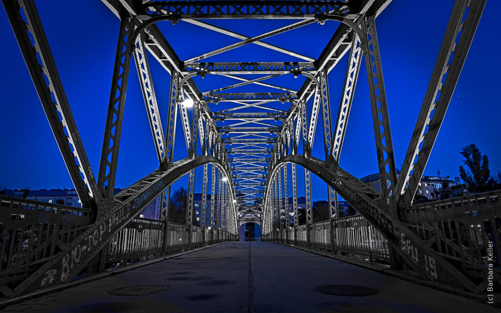 Brücke "Döblinger Steg" bei Nacht: Langzeitbelichtung zur blauen Stunde in Wien