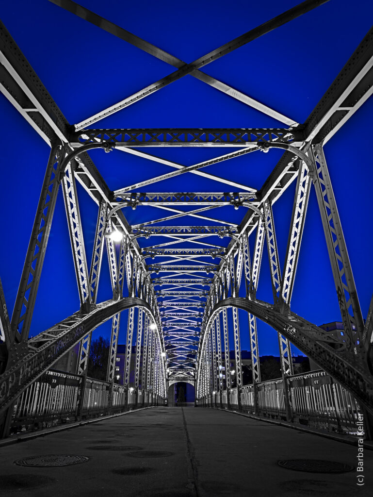 Blaue Stunde in Wien: Langzeitbelichtung Brücke "Döblinger Steg" bei Nacht