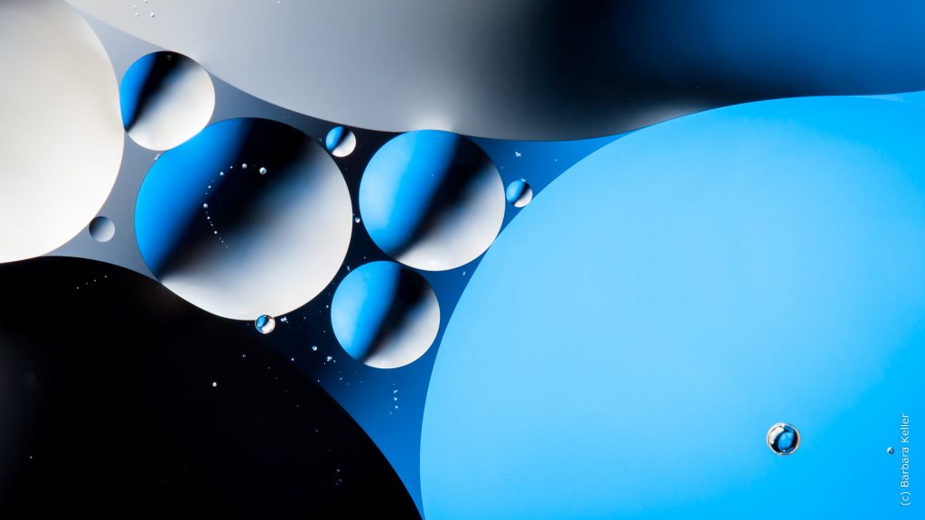 Blaue Bubbles: Makrofotografie - Öl auf Wasser