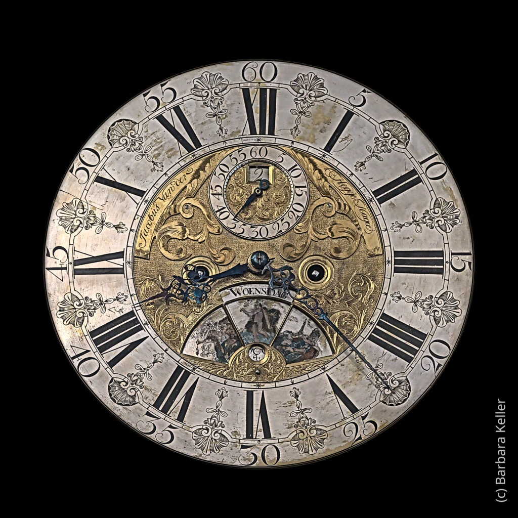 Historische Uhr im Uhrenmuseum in Wien: Ziffernblatt in silber und gold mit Gravuren