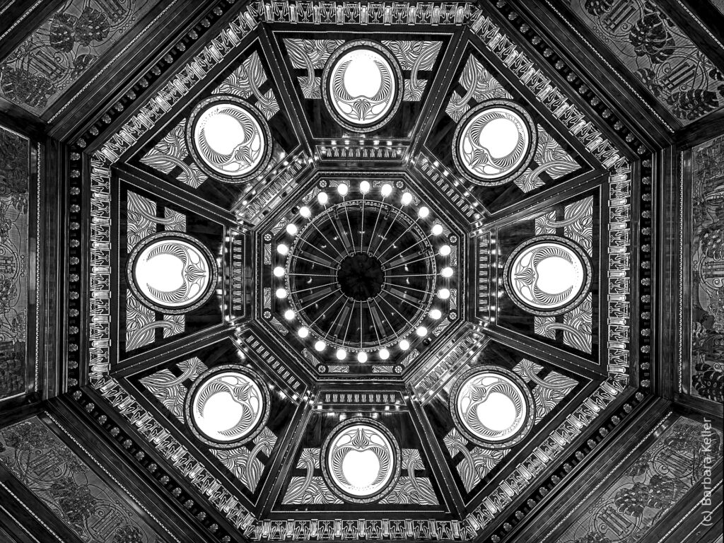 Innenraum-Panorama der Decke im Jugendstil-Hofpavillon von Otto Wagner in Wien