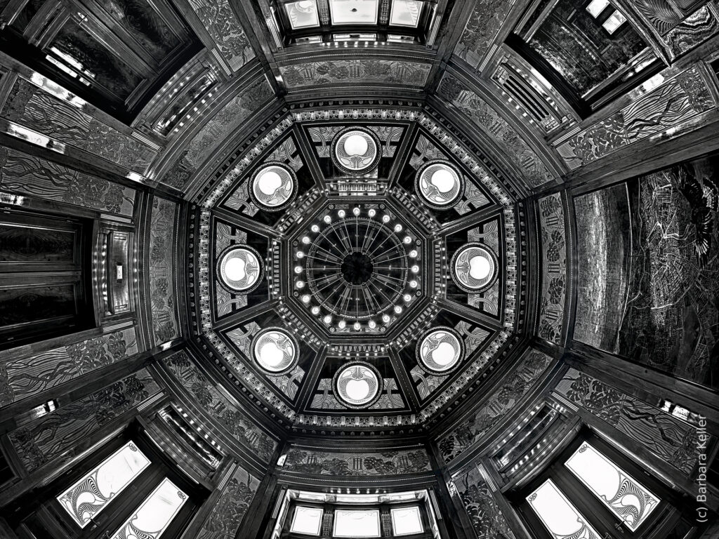 Jugendstil in Wien: Innenraum-Panorama der Decke im Hofpavillon von Otto Wagner