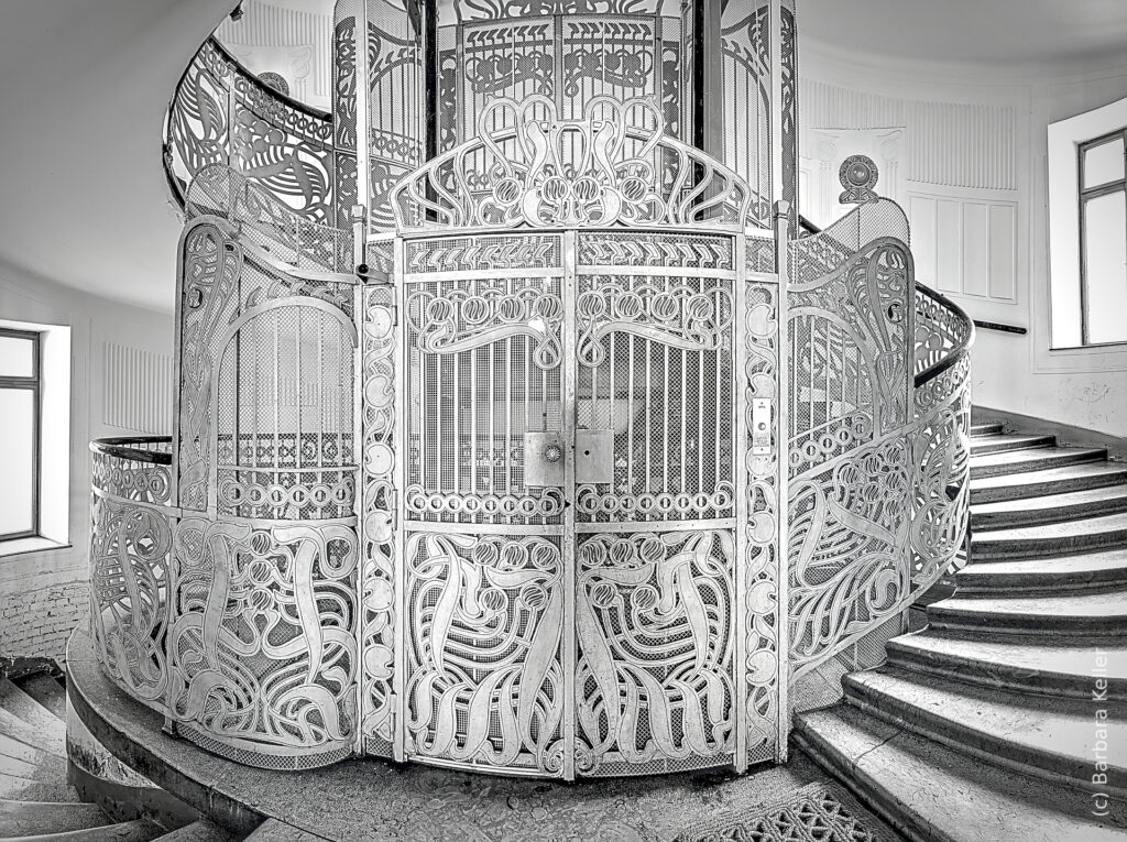 Jugendstil in Wien von Otto Wagner: Majolikahaus Lift im Stiegenhaus