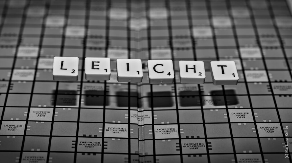 Levitation - Kreative Fotografie: "Leicht" schwebende Scrabble Buchstaben