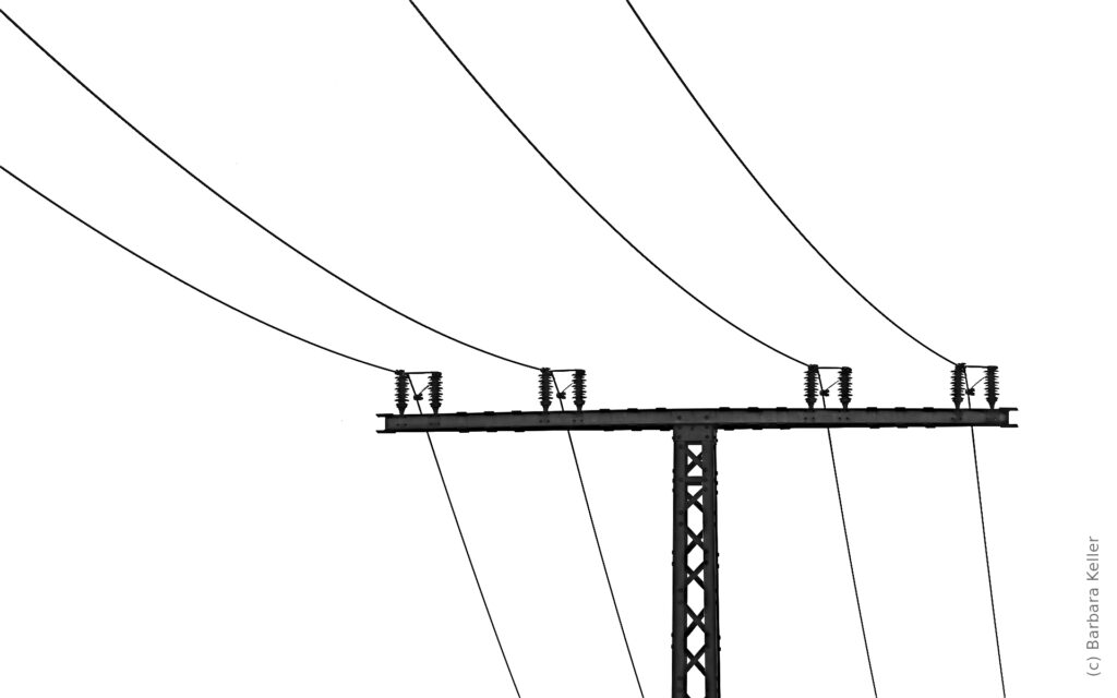 Minimalistisches Foto: Strommasten mit Stromkabel vor weißem Himmel