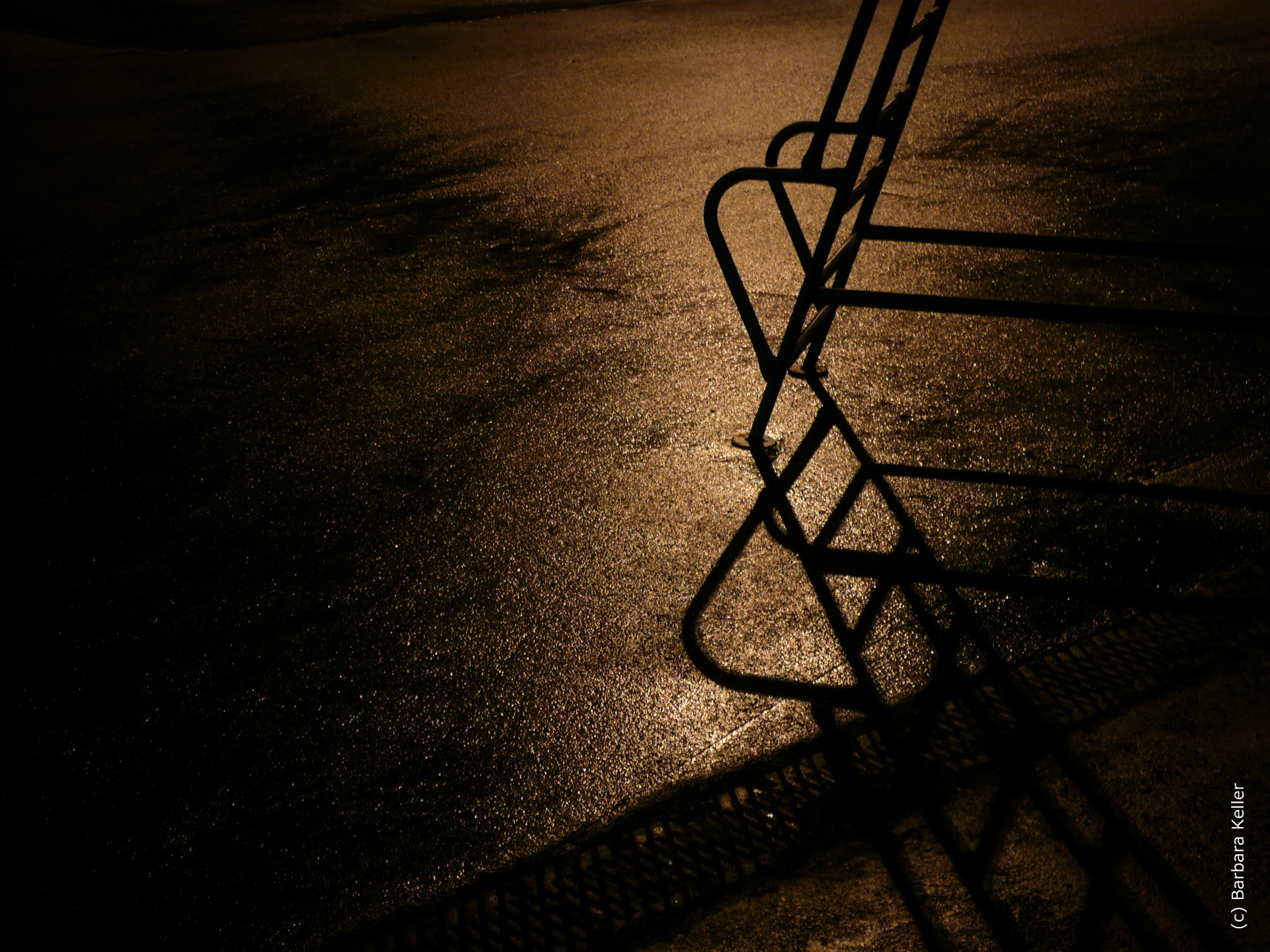 Nachtaufnahme, Langzeitbelichtung: Eisentreppe mit Schatten bei Nacht