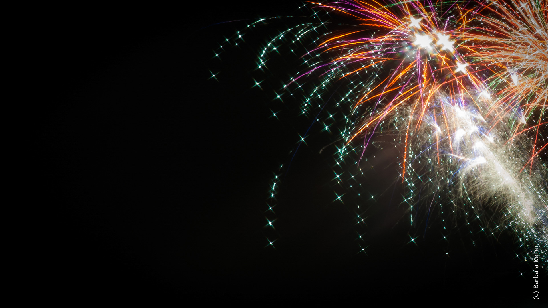 Foto bei Nacht - buntes Feuerwerk