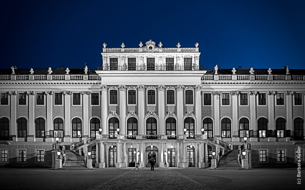 Nachtaufnahme von Schloß Schönbrunn Wien zur blauen Stunde: Haupteingang