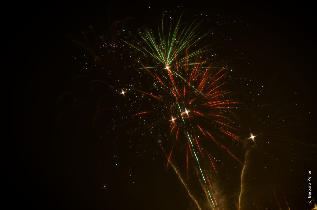 rotes und grünes Feuerwerk zu Silvester