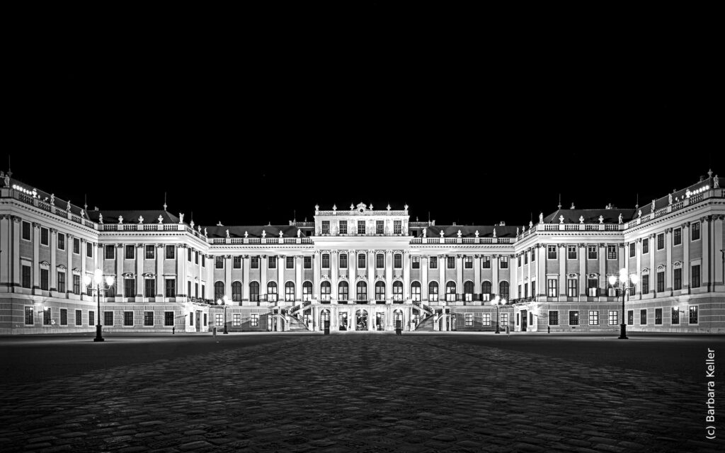 Symmetrie: Nachtaufnahme Schloß Schönbrunn in Wien