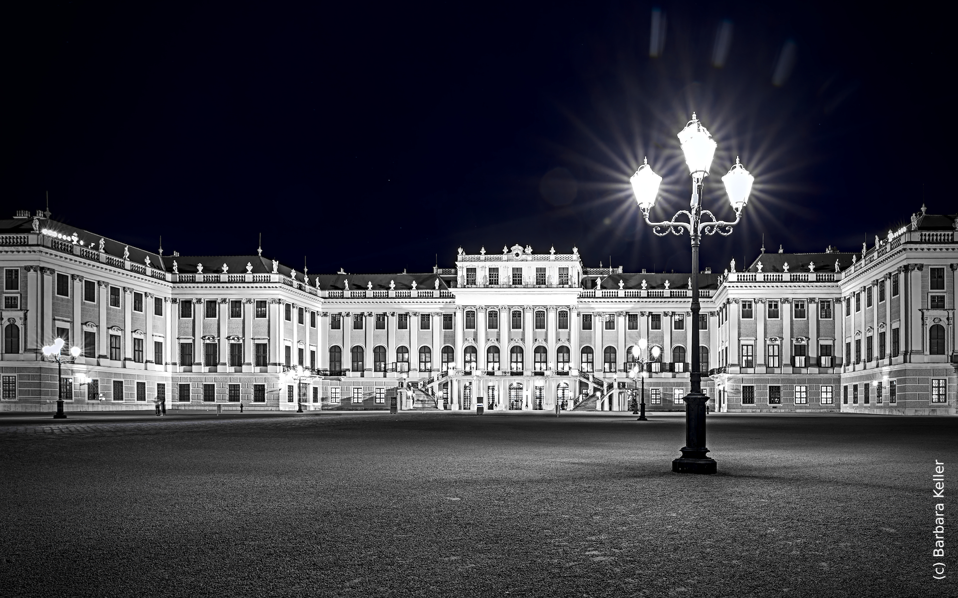 Schloß Schönbrunn, symmetrisch von vorne mit historischer Laterne bei Nacht