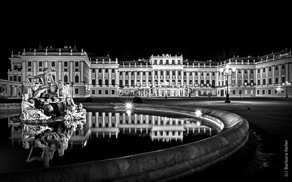 Nachtaufnahme: Schloß Schönbrunn mit Spiegelung im Springbrunnen