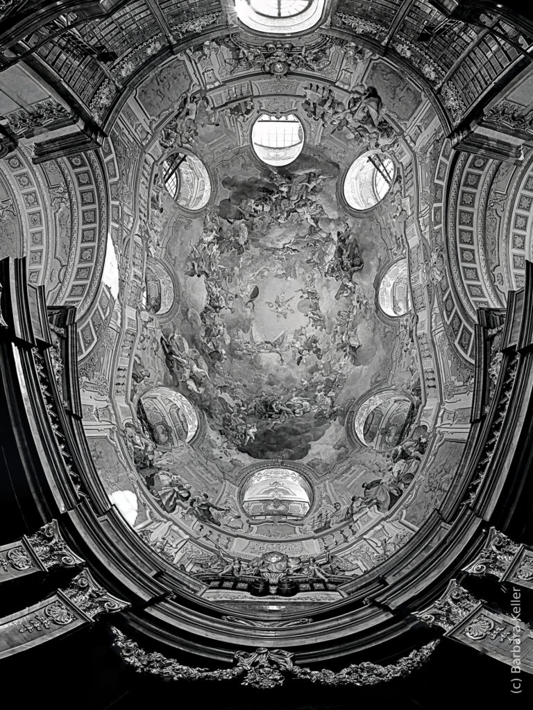 Österreichische Nationalbibliothek: Panorama der Decke der historischen Bibliothek in Wien