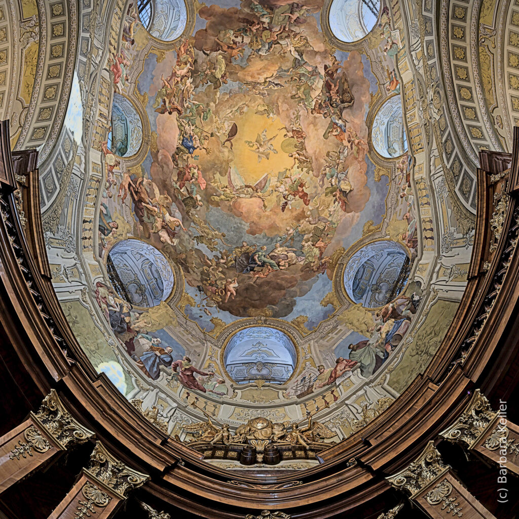 Österreichische Nationalbibliothek: Farbfoto Panorama der Decke der historischen Bibliothek in Wien