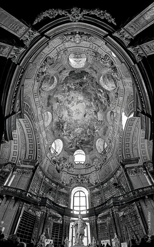 Österreichische Nationalbibliothek: Panorama Innenraum und Decke der historischen Bibliothek in Wien