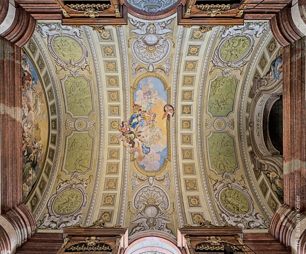 Österreichische Nationalbibliothek: Panorama der Decke in Farbe