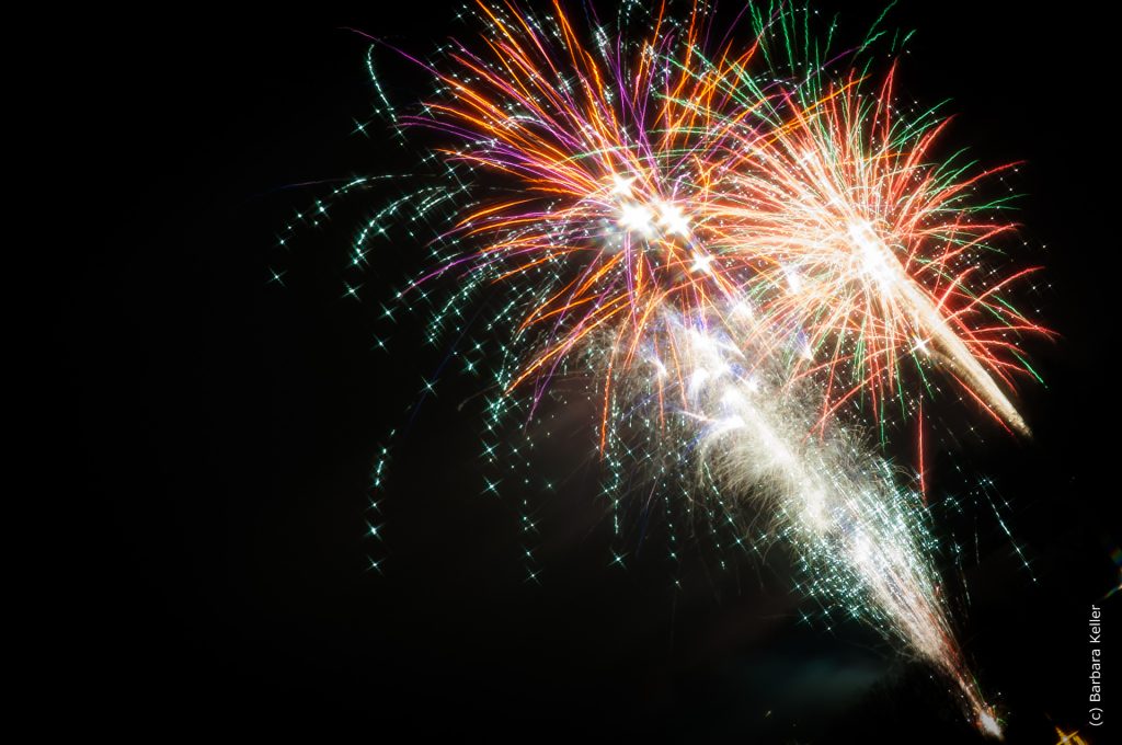 Nachtaufnahme - buntes Feuerwerk