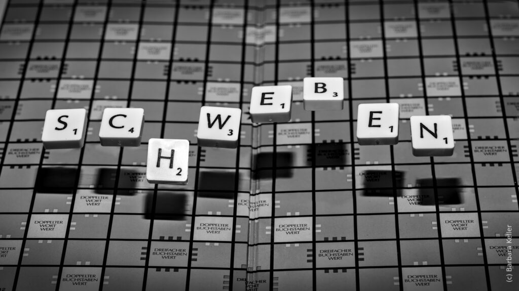 Kreative Fotografie: Levitation - Scrabble Buchstaben schweben