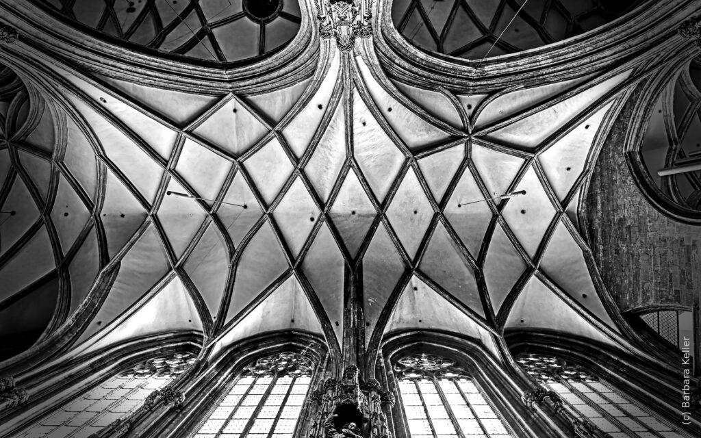 Blick nach Oben: Gotisches Deckengewölbe Stephansdom in Wien