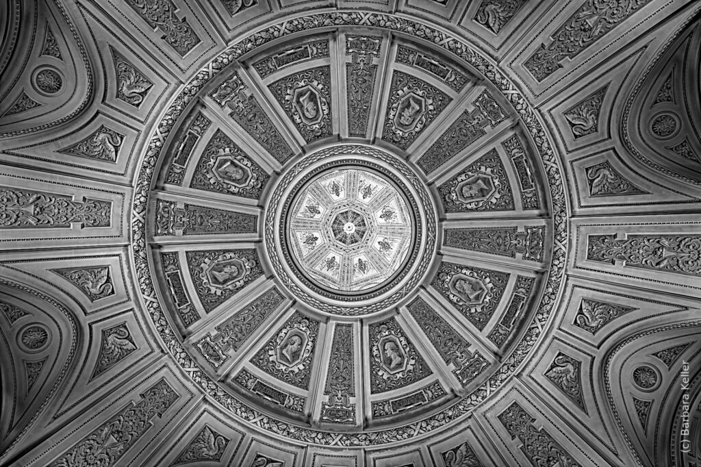 Blick nach Oben: Decke im Naturhistorischen Museum in Wien