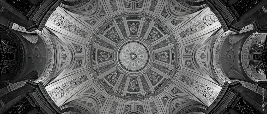 Blick nach Oben: Panorama der Decke im Naturhistorischen Museum in Wien