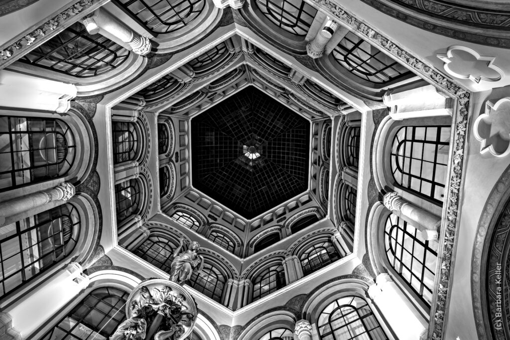 Blick nach Oben: Architektur Foto im Palais Ferstel - Nachtaufnahme