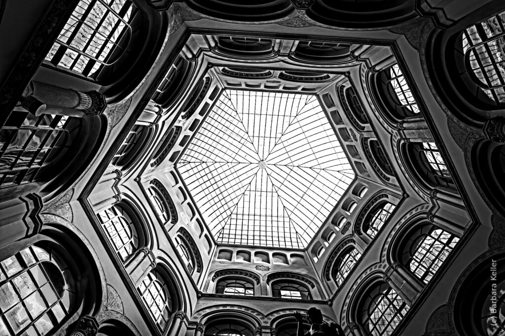 Blick nach Oben: Architektur Foto im Palais Ferstel