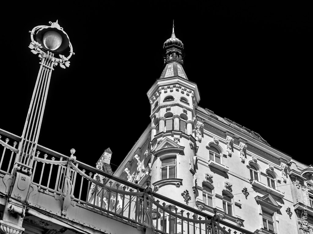 "Hohe Brücke" auf der Wipplingerstraße: Jugendstil Brücke mit historischem Gebäude in Wien