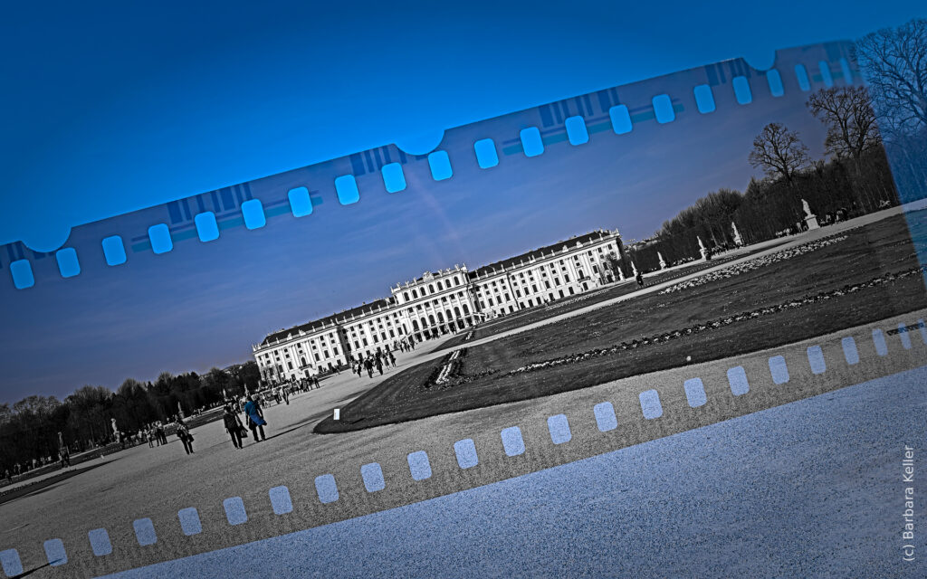 Kreatives Foto: Doppelbelichtung eines Filmstreifens vor dem Schloß Schönbrunn in Wien